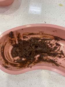 kidney shaped basin containing a mixture of 7 teaspoons of unsweetened applesauce and 7 teaspoons of chocolate instant pudding mix